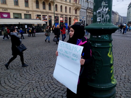 Jak reagují Češi tváří v tvář muslimce?