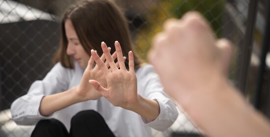 Předsudečné násilí: jak ho rozpoznat, proč se nebát zeptat a kde hledat pomoc